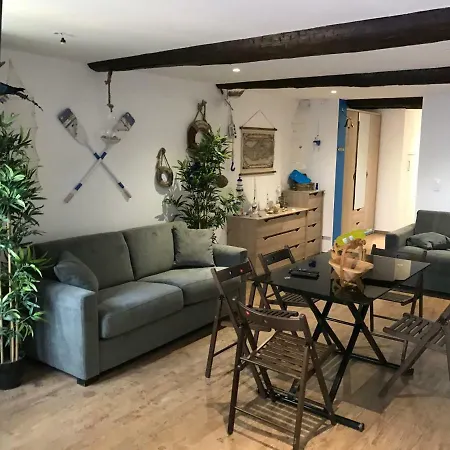 Le Petit Bateau Apartment *