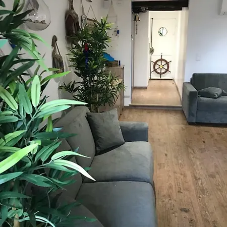 Le Petit Bateau Apartment *